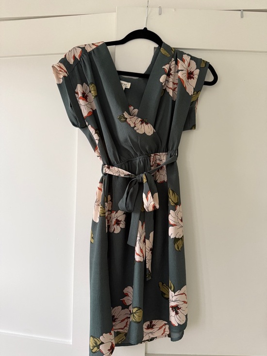 Monteau Dresses & Skirts - Monteau Floral Dress Size S Green Tie Waist Short Sleeve Casual
